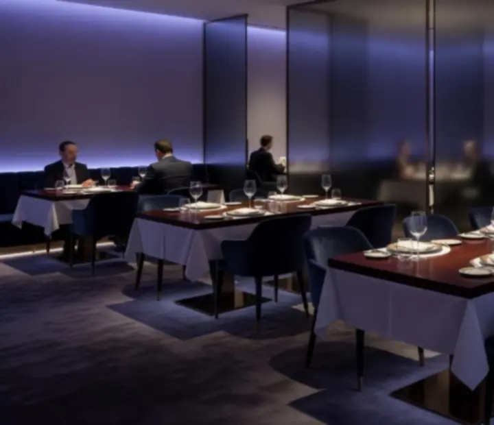Elegancka przestrzeń restauracyjna przygotowana na wieczorne spotkanie firmowe