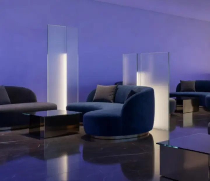 Lounge'owe wnętrze restauracji z designerskim oświetleniem na wieczór firmowy