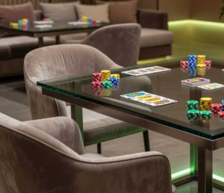 Stół rozrywkowy stylizowany na pokerowy z żetonami wykorzystywanymi wyłącznie do zabawy